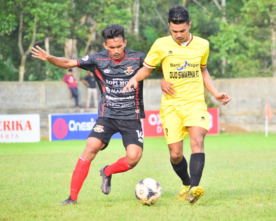 Djefri Anggara (Hitam/Kopi Mos) terlibat duel sengit dengan Syahrul Akmal (kuning/Duo Swarna) sepanjang Match Day 3 Jordus Cup 2024